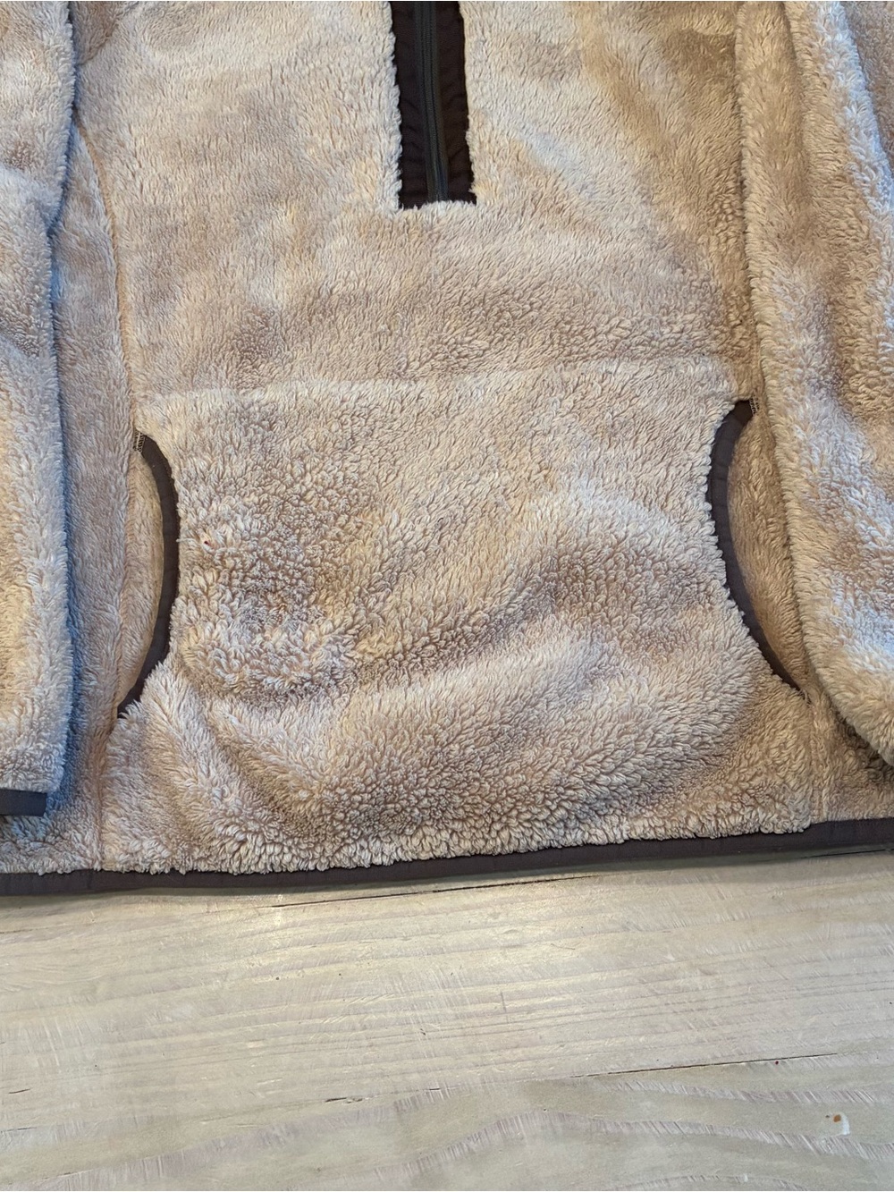 Ariat Women’s M Plush Quarter-Zip Sherpa Jacket in Taupe with Dark Trim - Picture 4 of 7
